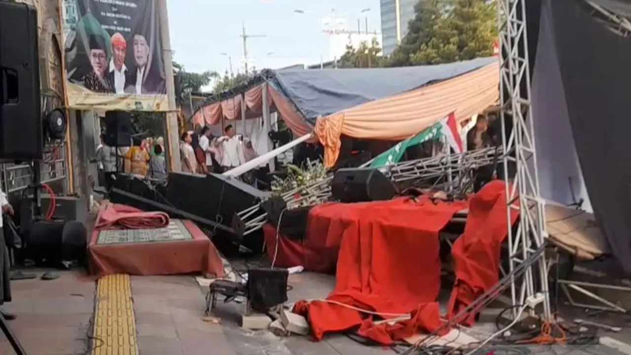 Mobil tabrak tenda acara Maulid Nabi. (Antara)