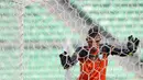 Kiper Persela Lamongan bersantai sejenak sebelum melanjutkan latihan di Stadion Utama Gelora Bung Karno, Jakarta, Kamis (12/5/2016). (Bola.com/Nicklas Hanoatubun)