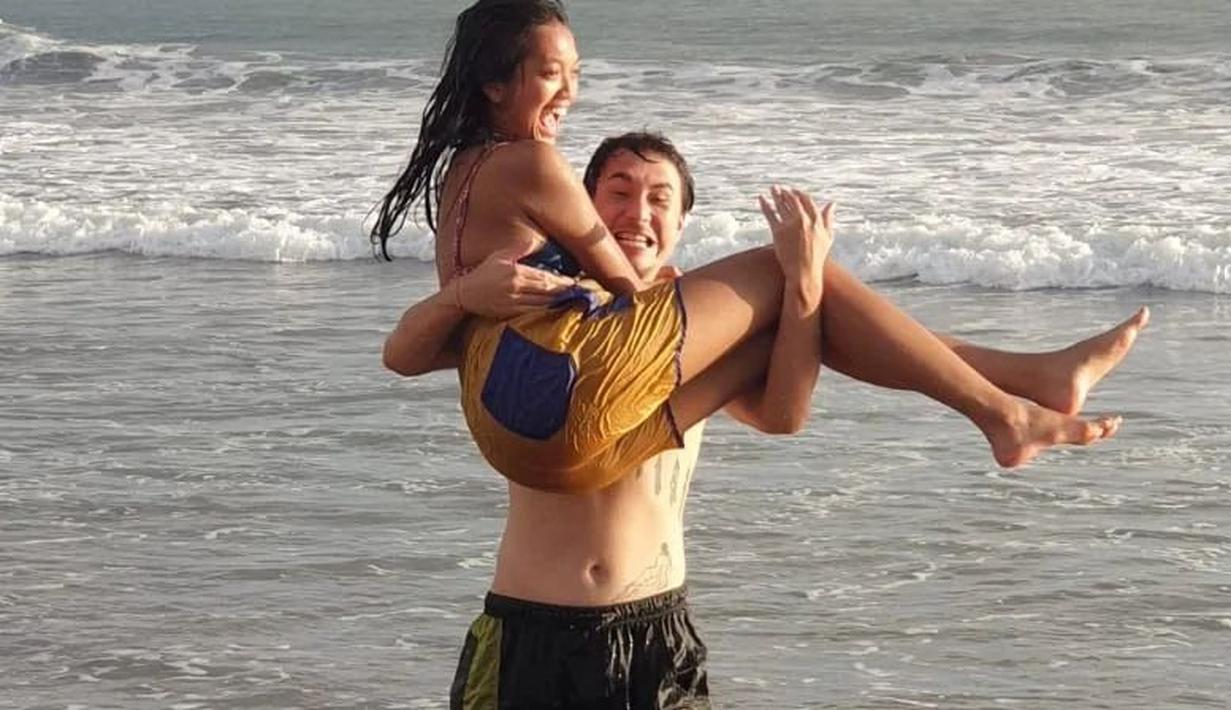 Seperti pasangan muda pada umumnya, Jerome Kurnia dan Anya Zen pun kerap membagikan potret romantis di media sosial. (FOTO: instagram.com/jerompret/)