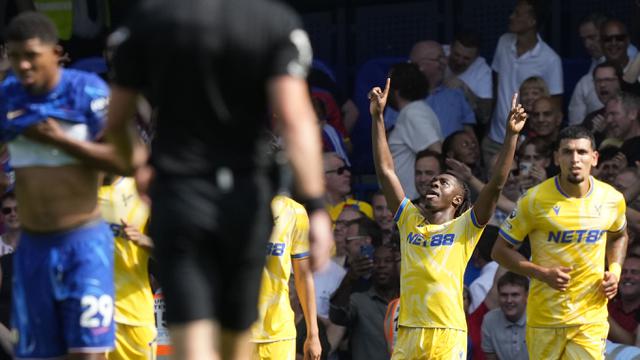 Foto: Lesatan Indah Eberechi Eze Gagalkan Kemenangan Kandang Chelsea di Liga Inggris