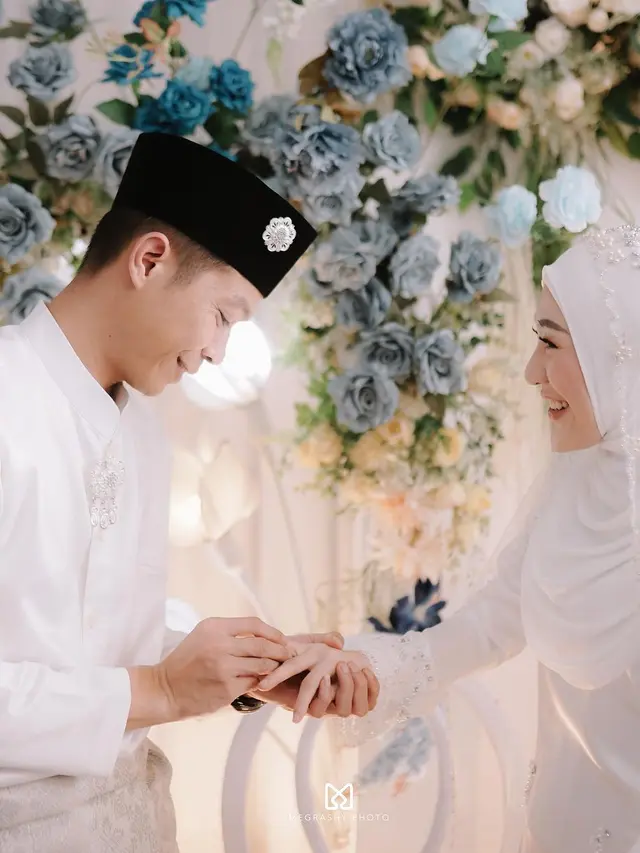 6 Potret Bahagia Larissa Chou dan Ikram Rosadi Pamer Cincin dan Buku Nikah Usai Akad