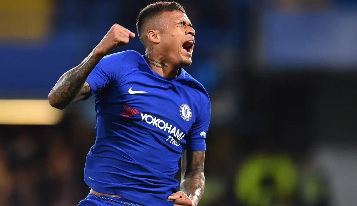 Pemain Chelsea, Kenedy mencetak gol pembuka saat timnya melawan Nottingham Forest pada babak ketiga Piala Liga Inggris di Stamford Bridge, London (20/9/2017). Chelsea menang 5-1. (AFP/Glyn Kirk)