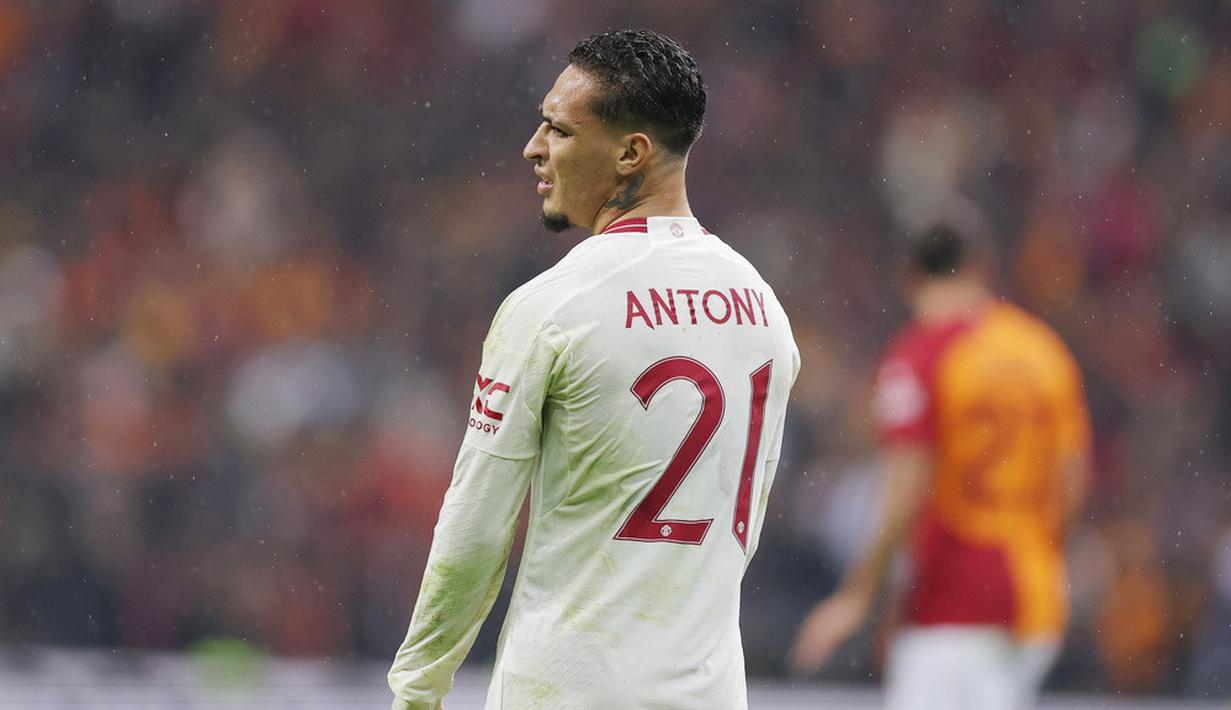 Pemain Manchester United, Antony, tampak kecewa setelah ditahan imbang Galatasaray pada laga grup A Liga Champions di Stadion Rams Park, Kamis (30/11/2023). (AP Photo)