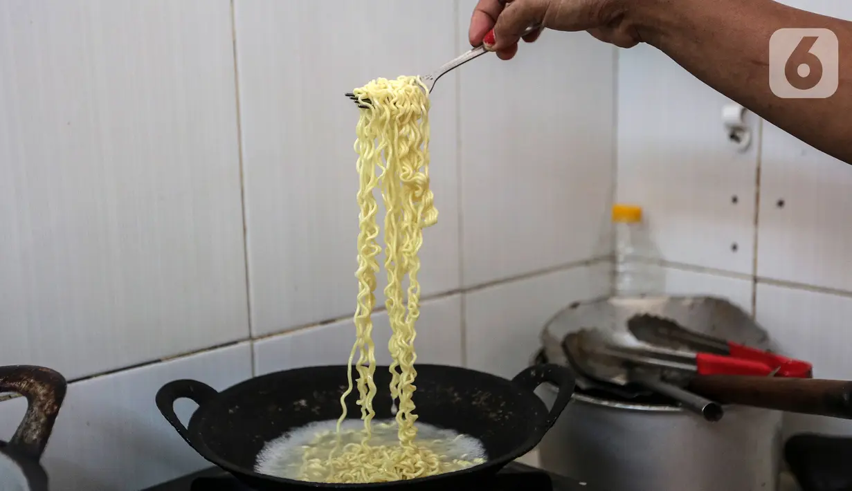 Pedagang membuat mi instan yang dipesan pembeli di warung kopi (Warkop), Jakarta, Kamis (11/8/2022). Kenaikan harga mi instan menjadi perhatian lantaran makanan tersebut bukan hanya favorit di dalam negeri, bahkan sejumlah merek seperti Indomie juga merasakan dampaknya. (Liputan6.com/Johan Tallo)