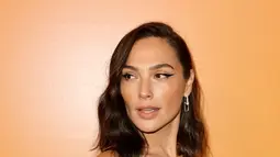 Gal Gadot berpose saat menghadiri Peluncuran Pameran Budaya Veuve Clicquot Solaire di Beverly Hills, California pada 25 Oktober 2022. Gal tampil dengan insting binatangnya dalam gaun koktail bermotif zebra slinky yang sangat pas untuk menonjolkan tubuh atletis bintang Wonder Woman itu. (Kevin Winter/Getty Images/AFP)