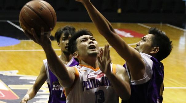 Pemain Pelita Jaya, Ponsianus Indrawan (kiri) mencoba memasukkan bola ke jaring CLS Knights dalam semi final NBL Championship Series. Kamis (7/5). CLS Knights menang 61-56 dalam pertandigan tersebut. (bola.com/Arief Bagus)