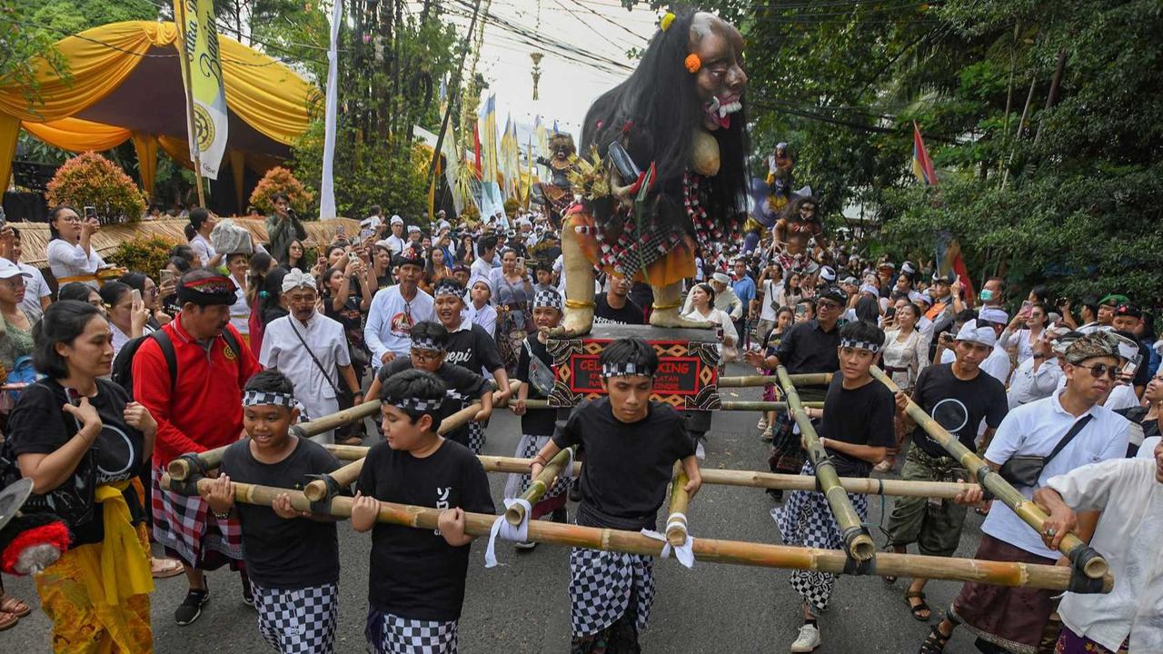 FOTO: Keceriaan Anak-Anak Arak Ogoh-Ogoh Jelang Nyepi 2025 di Pura Amerta Jati Jakarta
