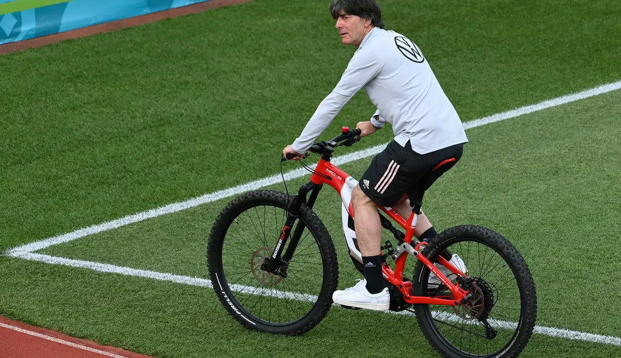 Pelatih Jerman,  Joachim Loew tiba untuk sesi latihan latihan menjelang UEFA EURO 2020 di World of Sports Campus di Herzogenaurac (11/6/2021). Jerman berada di grup F Euro 2020 bersama Portugal, Prancis dan Hungaria. (AFP/Christof Stache)