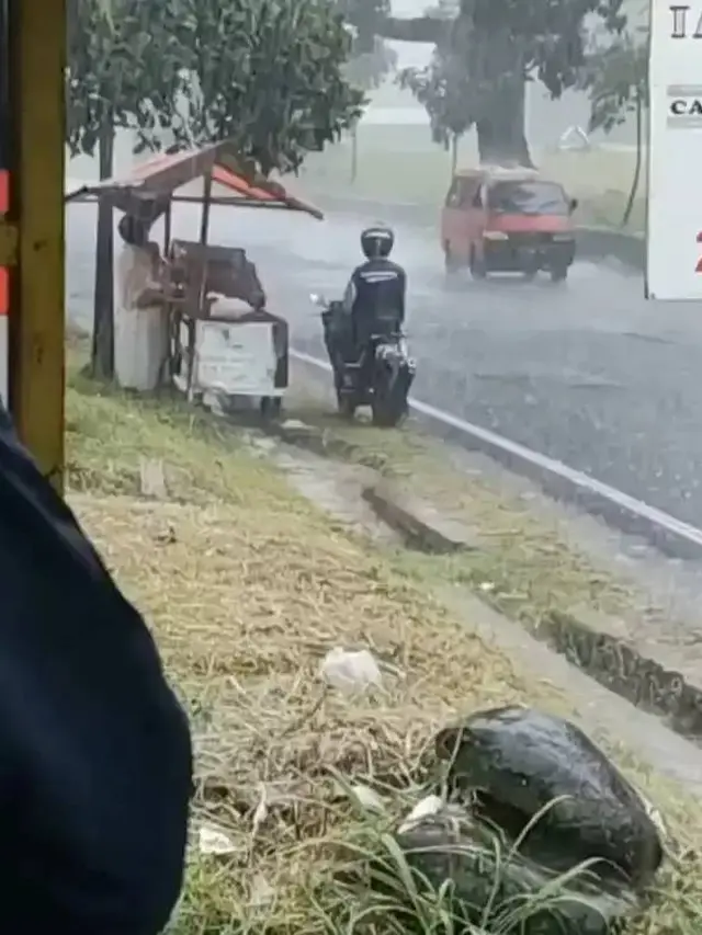 7 Potret Nyeleneh Orang Hujan-Hujanan, Ada yang Galau
