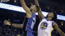 Aksi pemain Orlando Magic, Evan Fournier melakukan tembakan lays up melewati adangan pemain Warriors, Nick Young (6) pada lanjutan NBA Basketball game di Oracle Arena, Oakland, (13/11/2017). Warriors menang 110-100. (AP/Ben Margot)