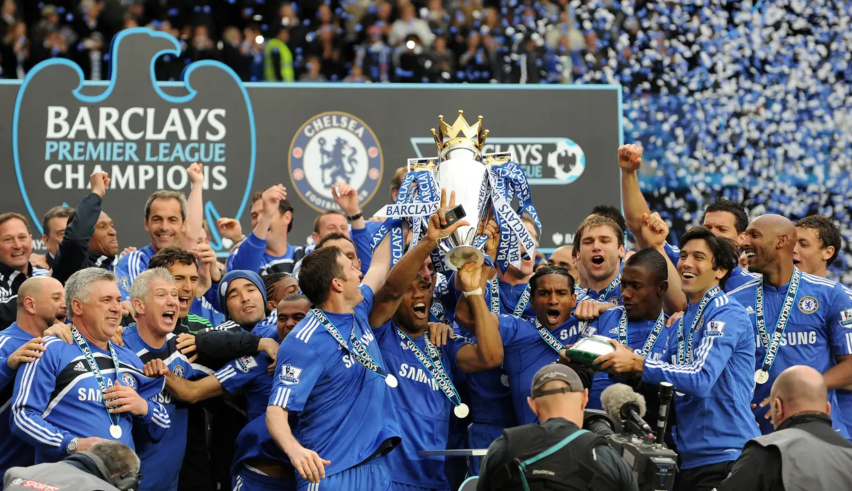 Musim 2009/2010. Dua tim yang bersaing memperebutkan gelar juara adalah Chelsea dan Manchester United. Hingga pekan ke-37, Chelsea mengoleksi 83 poin dan MU mengumpulkan 82 poin. Di pekan ke-38 atau pekan terakhir, Chelsea memastikan juara Liga Inggris usai menang 8-0 atas Wigan Athletic meskipun Setan Merah juga menang 4-0 atas Stoke City. Perolehan poin terakhir, Chelsea tetap unggul 1 poin, 86 berbanding 85. (AFP/Adrian Dennis)
