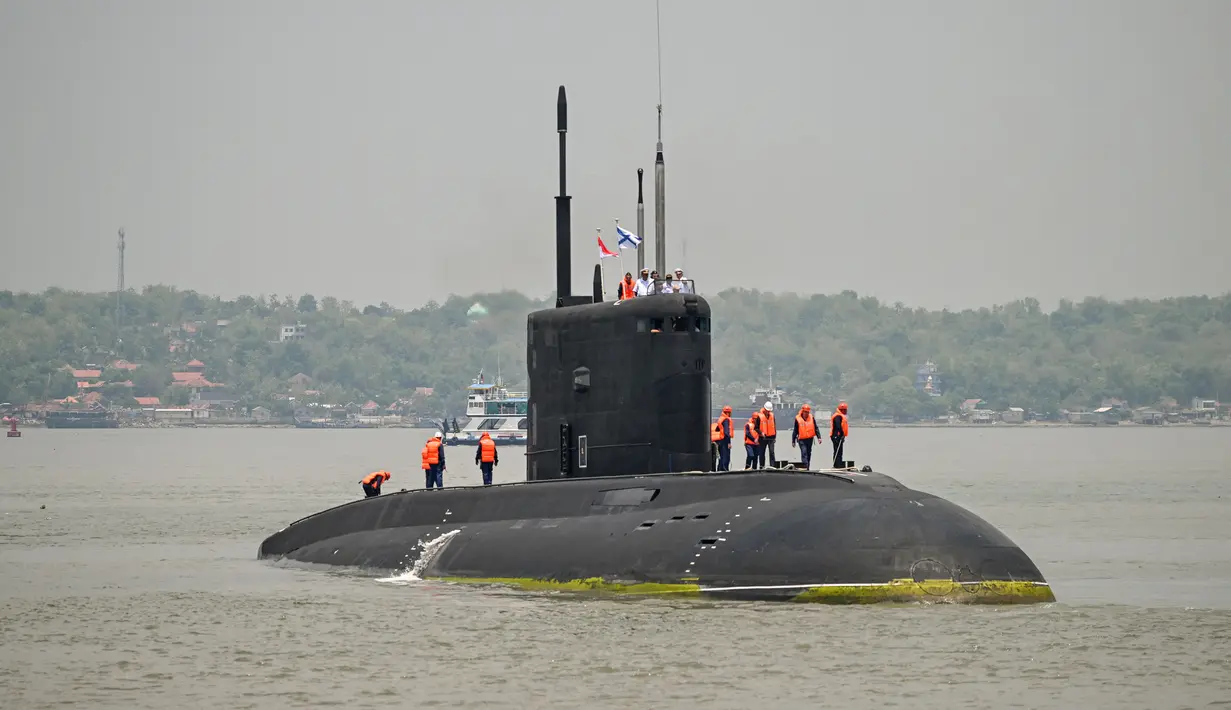 Kapal selam milik Angkatan Laut Rusia ini akan mengikuti latihan militer bersama Indonesia dan Rusia. (JUNI KRISWANTO/AFP)