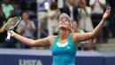 CoCo Vandeweghe merayakan kemenangan usai kalahkan Karolina Pliskova pada laga perempat final tunggal putri AS terbuka 2017 di USTA Billie Jean King National Tennis Center, (6/9/2017). Karolina kalah 6-7, 3-6. (Al Bello/Getty Images/AFP)