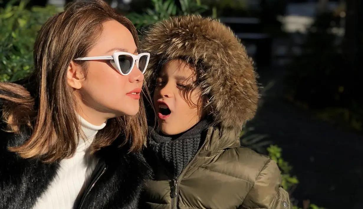 Bunga Citra Lestari, wanita berumur 35 tahun ini tetap tampil kece setiap saat. Bahkan, saat foto bersama sang buah hati, Noah, pesona BCL nggak kalah imut. Lihat saja di foto yang satu ini, mereka menggemaskan banget. (Instagram/bclsinclair)