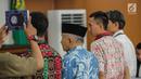 Ketua Dewan Kehormatan Partai Amanat Nasional (PAN), Amien Rais saat disumpah menjadi saksi dalam persidangan kasus berita bohong atau hoaks dengan terdakwa Ratna Sarumpaet di Pengadilan Negeri Jakarta Selatan, Kamis (4/4). Sidang kali ini beragendakan pemeriksaan saksi. (Liputan6.com/Faizal Fanani)