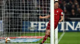 Pemain Bayern Munich, Robert Lewandowski merayakan gol saat timnya menang atas Shalke 04 pada lanjutan Bundesliga di Gelsenkirchen, Jerman,Minggu (22/11/2015) dini hari WIB. Bayern Munich  menang 3-1.   (AFP Photo/Patrik Stollarz)