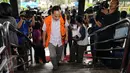Mantan Walikota Cimahi M Itoc Tochija tertunduk saat akan menjalani pemeriksaan lanjutan di Gedung KPK, Jakarta, Senin (30/1). Itoc Tochijah diduga menerima suap dari pengusaha TDB dan HSG pada 1 Desember 2016 lalu. (Liputan6.com/Helmi Fithriansyah)