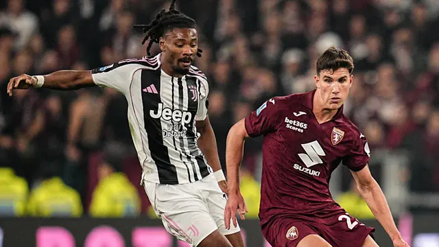 Gelandang Juventus, Khephren Thuram, berebut bola dengan pemain Torino, Cesare Casadei