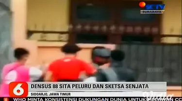 Sebuah rumah yang diduga menjadi sarang terduga teroris di kawasan Dusun Bogem, RT 07/RW 02, Desa Kebonagung, Kecamatan Sukodono, Sidoarjo digerebek Densus 88, Sabtu (11/4).