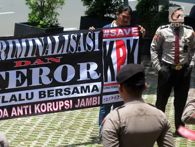 Aktivis dari Suara Pemuda Anti Korupsi (Speak) Jambi menggelar aksi solidaritas di Gedung KPK, Jakarta, Senin (11/2). Mereka meminta para penyidik KPK untuk tidak gentar terhadap kasus teror yang menimpa Novel Baswedan dan Gilang (Merdeka.com/Dwi Narwoko)