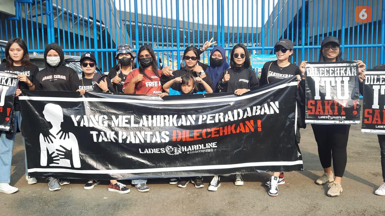 Ladies Hardline Sambernyawa Bentangkan Spanduk Sepak Bola Harus Bebas Seksisme