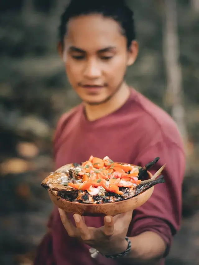 Foel La Ode memasak di Alam Terbuka