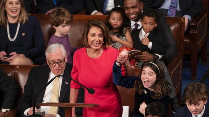 Nancy Pelosi (kiri) bersama dengan salah seorang cucunya merayakan pelantikan sebagai ketua DPR AS ke-116 pada Kamis, 3 Januari 2018 (AP/J Scott Applewhite)
