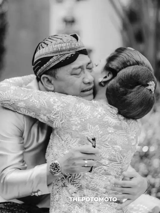 "Loli (sebutan Aurel Hermansyah) yang pipi, bunda dan mimi yang kami sayangi sudah kewajiban kami mengantarkan kamu menuju jenjang pernikahan. Dengan hati tulus ikhlas, kami memaafkan segala kesalahan kamu," kata Anang Hermansyah. (Instagram/aurelie.hermansyah)