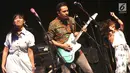 Aksi panggung grup musik Barasuara saat tampil dalam acara XYZ Day 2018 di Jakarta, Rabu (25/4). (Liputan6.com/Immanuel Antonius)