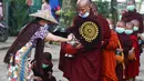 Biksu Buddha yang mengenakan masker menerima makanan dari umat saat mereka mengumpulkan sedekah pagi di Yangon, Myanmar, Kamis (15/7/2021). Myanmar melaporkan kasus pertama Covid-19 pada Maret 2020 dan gelombang kedua virus corona terjadi pada Agustus 2020. (AP Photo/Thein Zaw)