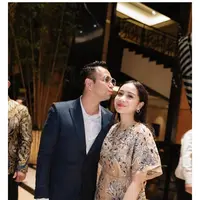 Nagita Slavina dan Raffi Ahmad kondangan. [IG: @raffinagita1717]