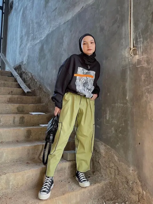 Inspirasi outfit boyish look lainnya dengan oversized sweatshirt dan cargo pants warna hijau. (Instagram/sorayaulfa15).
