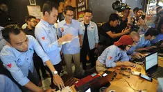 Cawapres 02 Sandiaga Uno saat meninjau sekaligus memberi dukungan kepada relawan yang melakukan penghitungan C-1 di Insomniak Caffe and Lounge, Ciputat Timur, Tangerang Selatan, Kamis (25/4). Data C1 yang masuk hitungan relawan Ruang Sandi disebutkan sekitar 20 ribu. (merdeka.com/Arie Basuki)