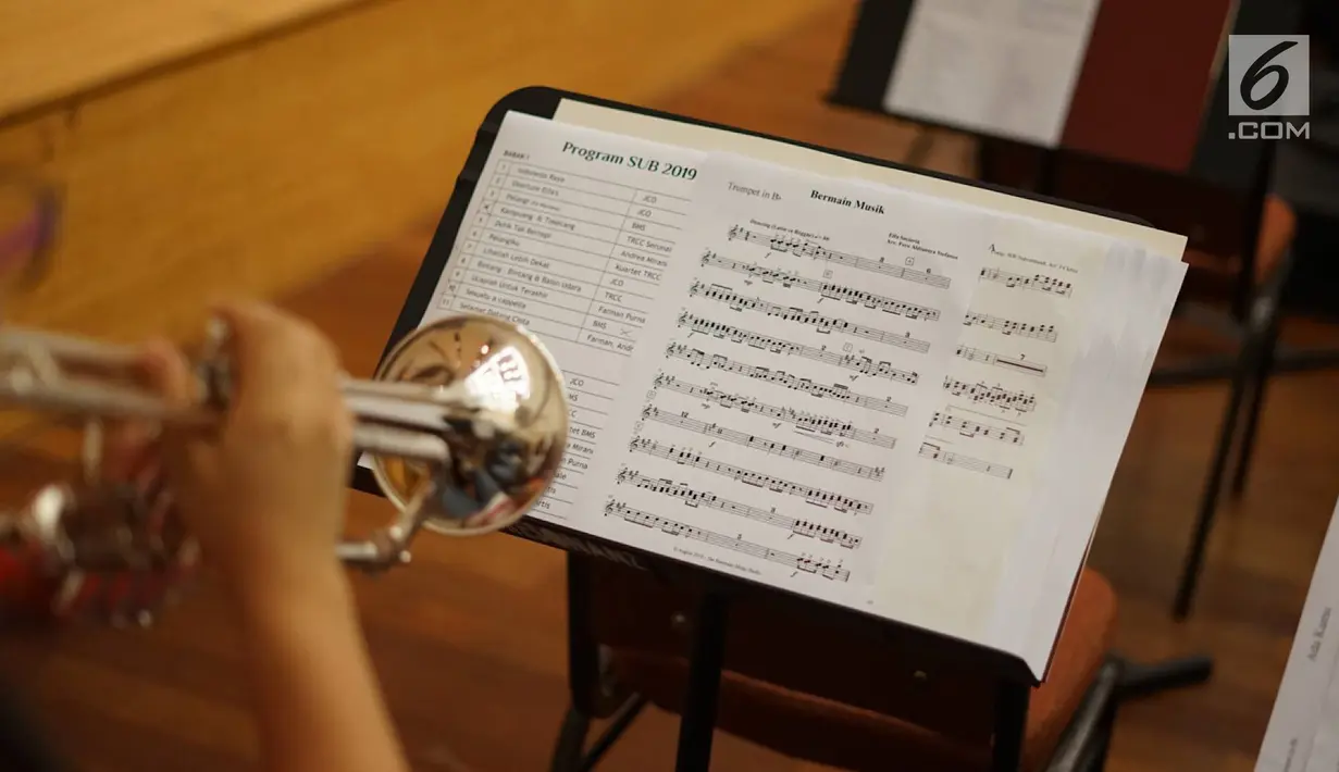 Konduktor Avip Priatna memimpin latihan jelang seri konser ke-10 The Resonanz Music Studio di Balai Resital Kertanegara, Jakarta, Kamis (22/8/2019). Konser Simfoni untuk Bangsa 2019 bertema ‘Mengenang 60 Tahun Elfa Secioria’ itu akan diselenggarakan pada 25 Agustus. (Liputan6.com/Immanuel Antonius)