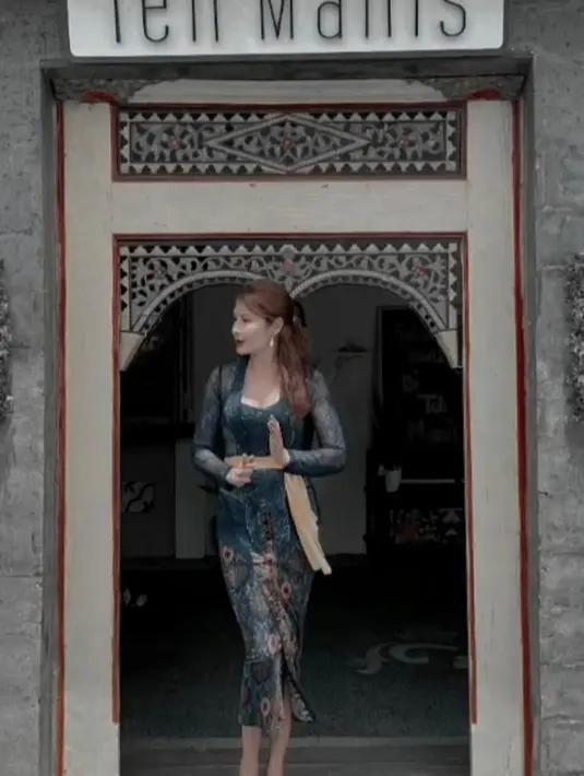 Tak ingin ketinggalan, Tamara Bleszynsky juga tampak memeriahkan Hari Raya Balungan dalam unggahan video Reels di Instagramnya. Tamara tampil cantik berbalut kebaya hitam dan sabuk kuning. (Instagram/tamarableszynski).