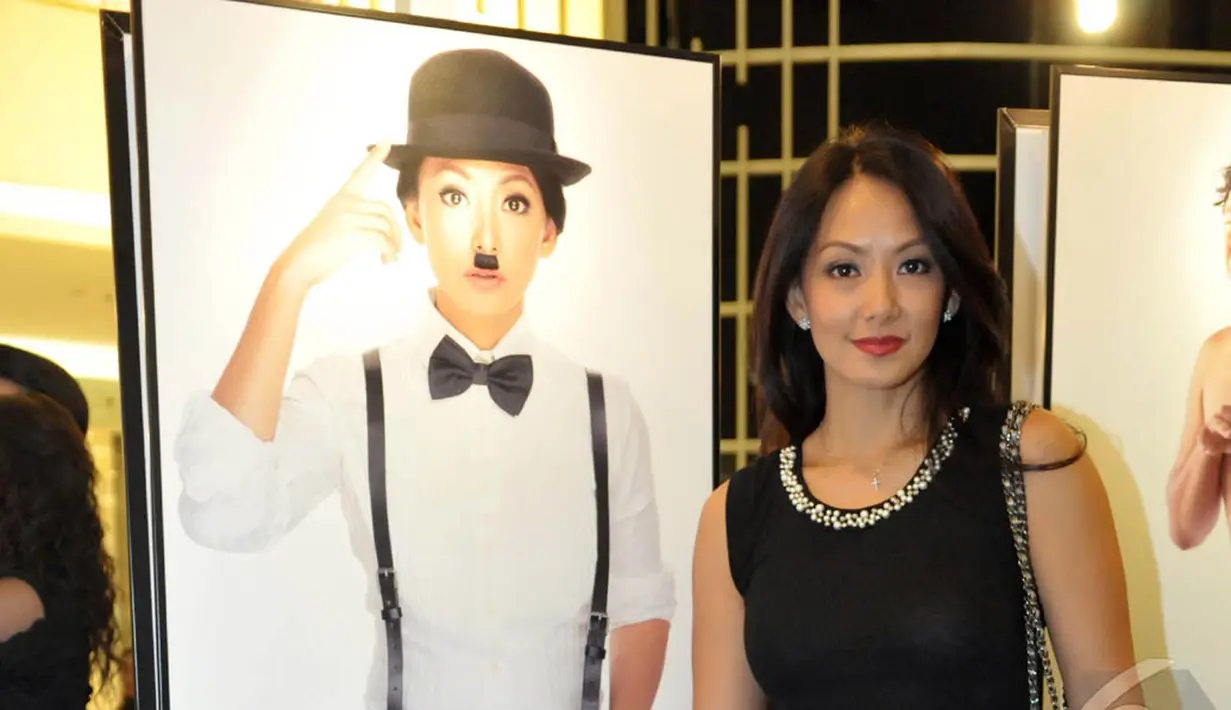 Susan Bachtiar narsis di samping foto dirinya saat hadiri pameran tunggal Jerry Aurum, Senayan City, Jakarta, Rabu (17/9/2014) (Liputan6.com/Panji Diksana)