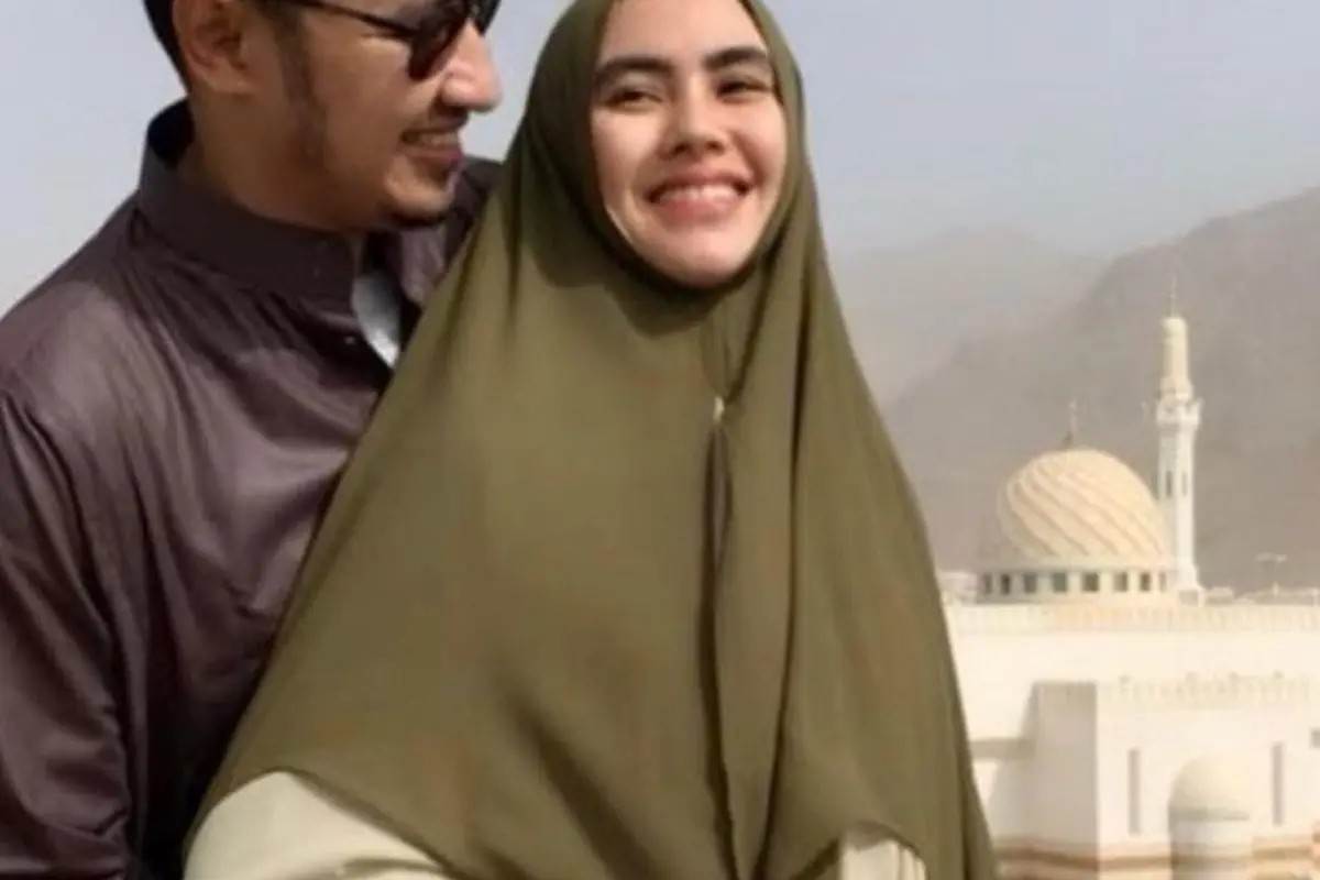 Potret Kartika Putri Umrah Bareng Anak, Tangan Suami Jadi Sorotan