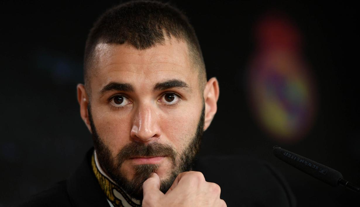 Striker Real Madrid, Karim Benzema, saat jumpa pers di Santiago Barnabeu, Madrid, Kamis, (22/9/2017). Karim Benzema resmi memperpanjang masa bakti bersama Los Blancos hingga Juni 2021. (AFP/Gabriel Bouys)