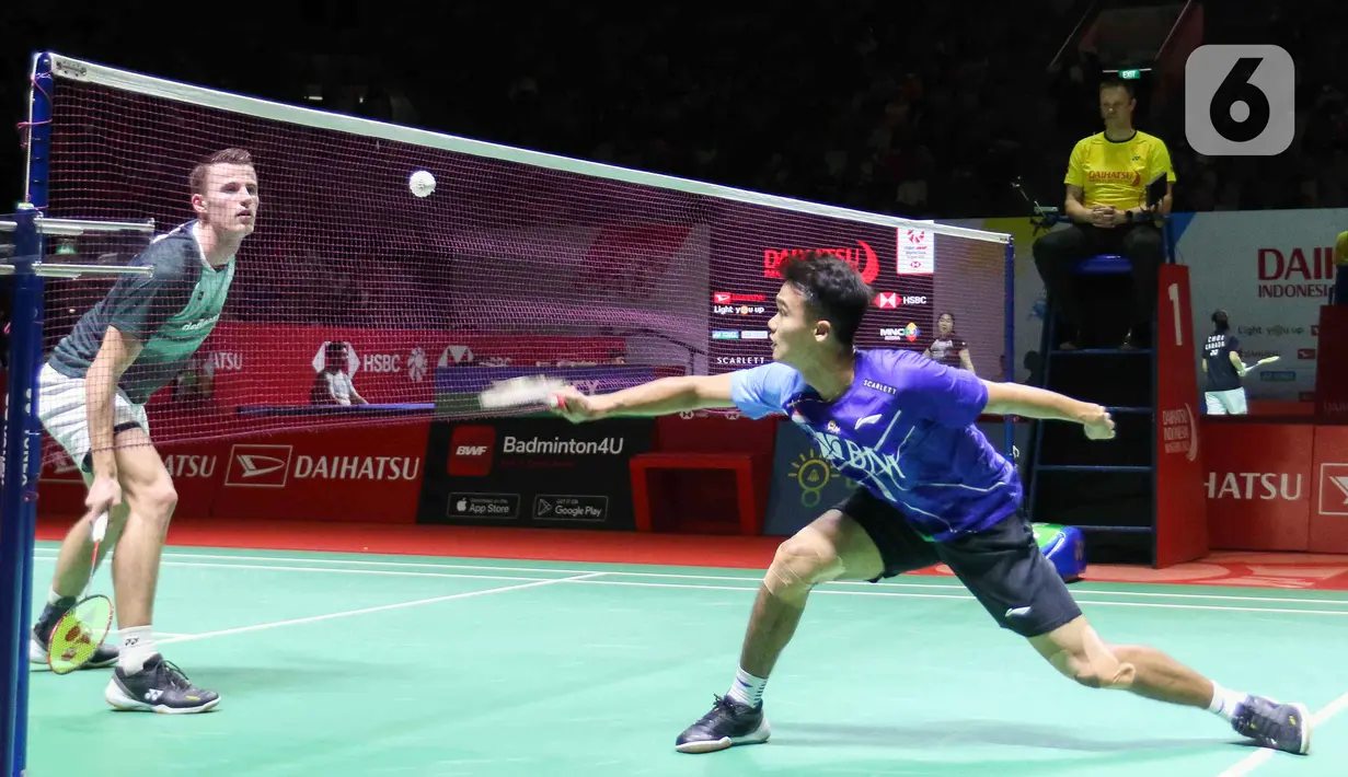 Pebulu tangkis tunggal putra Indonesia Christian Adinata (kanan) mengembalikan kok ke arah lawannya pebulu tangkis tunggal putra Belanda Mark Caljouw pada babak kualifikasi turnamen Daihatsu Indonesia Masters 2023 di Istora Gelora Bung Karno, Jakarta, Selasa (24/1/2023). Christian Adinata menang atas Mark Caljouw dengan skor 20-22, 21-14, dan 21-17. (Liputan6.com/Herman Zakharia)