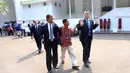 Delegasi FIFA-AFC  menolak diwawancara usai bertemu Presiden Joko Widodo di Istana Negara, Jakarta, Senin (2/11/2015). Agenda  pertemuan ini membahas tentang solusi sepakbola Indonesia. (Bola.com / Nicklas Hanoatubun)