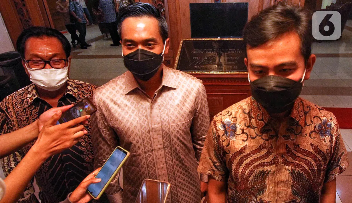 Calon Ketua Umum Kadin Indonesia Anindya Bakrie (tengah), Wali Kota Solo Gibran Rakabuming Raka dan Ketua Kadin Solo Gareng S Haryanto memberi keterangan pers usai membahas rencana membesarkan SMK di Solo untuk kendaraan listrik. (Liputan6.com/Pool/Kadin)