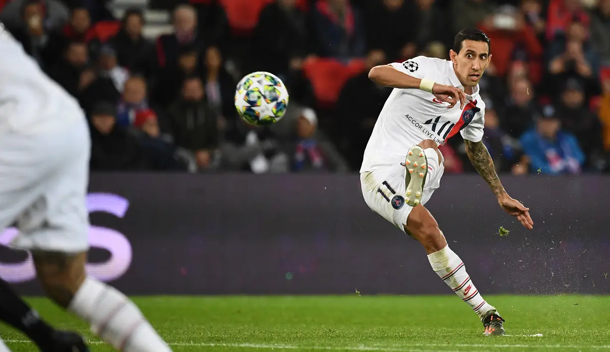Gelandang Paris Saint-Germain, Angel Di Maria mengumpan bola saat bertanding melawan Club Brugge pada pertandingan Grup A Liga Champions di stadion Parc des Princes di Paris (6/11/2019). PSG menang 1-0 atas Club Brugge dan melaju ke babak 16 besar. (AFP Photo/Franck Fife)