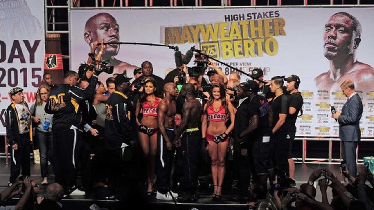 Jelang pertarungan, Mayweather dan Berto saling tatap