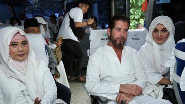 Paramitha Rusady Dan Ully Sigar Ikut Antarkan Ayah Ke Peristirahatan Terakhirnya News Entertainment Fimela Com