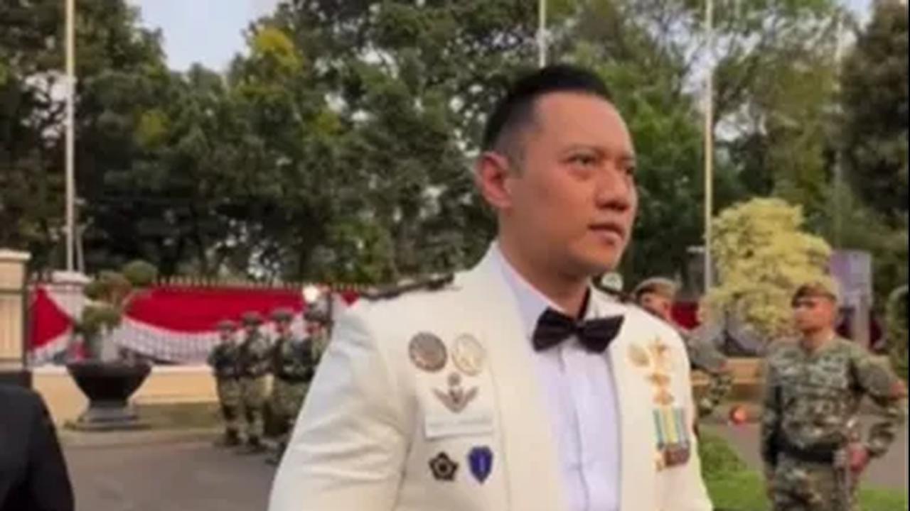 Agus Harimurti Yudhoyono bersama sang ayah Susilo Bambang Yudhoyono menghadiri acara Parade Senja dalam peringatan Hari Ulang Tahun (HUT) ke-78 Tentara Nasional Indonesia (TNI), pada Senin (9/10).&nbsp;
