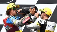 Pebalap Marc VDS, Franco Morbidelli, berselebrasi setelah menjuarai Moto2 Austria di Sirkuit Red Bull Ring, Minggu (13/8/2017). (AP Photo/Kerstin Joensson)