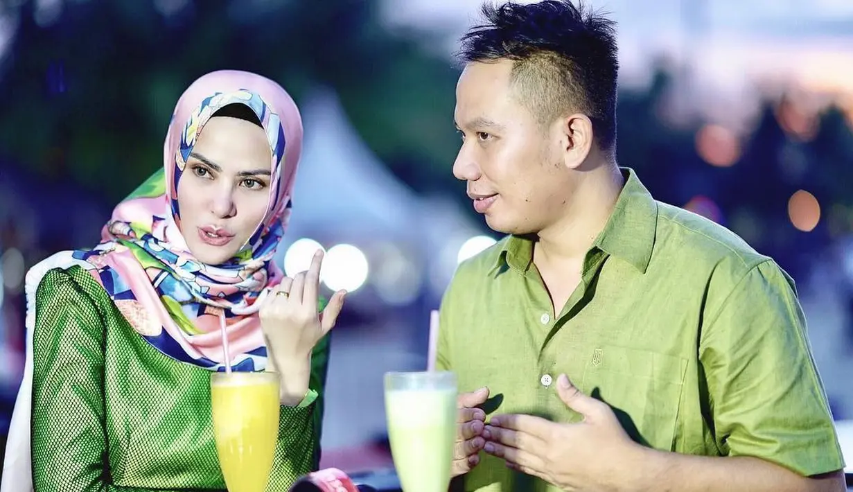 Berbagai persiapan jelang nikah terus dilakukan. Belum lama ini, Vicky dan Angel Lelga memamerkan cincin kawin di jaris keduanya. Vicky mengenakan batik dan peci, sedangkan Angel Lelga mengenakan busana muslim. (Instagram/vickyprasetyo777)