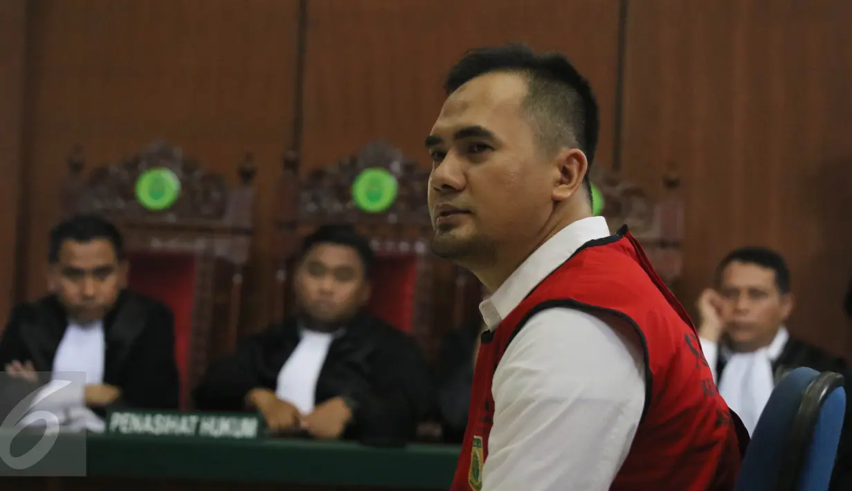 Saipul Jamil saat sidang di PN Jakarta Utara, Selasa (14/06/2016). PN Jakarta Utara menjatuhkan vonis kepada Saipul Jamil,  Berdasarkan pasal 292 KUHP tentang Pelecehan Seksual Sesama Jenis (Homoseksual). (Liputan6.com/Herman Zakharia)