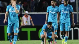 Bek Zenit, Ezequiel Garay tertunduk kecewa lantaran gawanganya dijebol oleh Denis Suarez