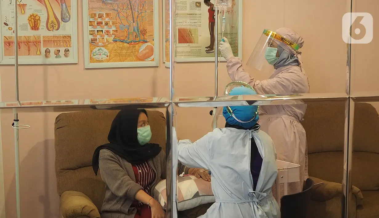 Perawat memberi cairan antioksidan saat perawatan tubuh wanita di The Aesthetics Salon, Jalan Raya Yasmin, Bogor, Jawa Barat, Minggu (14/6/2020). Saat ini, protokol kesehatan untuk memutus penyebaran COVID-19 telah menjadi kebiasaan masyarakat di berbagai sendi kehidupan. (merdeka.com/Arie Basuki)